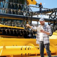 Un semn de neon care spune 'We're Ready'