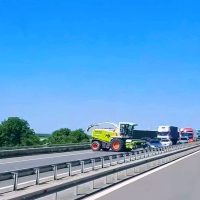 Incident bizar pe Autostrada A3: Trafic paralizat după ce o combină agricolă de mari dimensiuni a încercat să întoarcă pe carosabil
