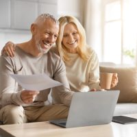 o persoana care analizeaza un grafic despre planificarea pensiei