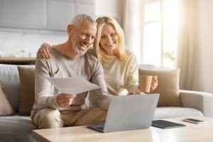 o persoana care analizeaza un grafic despre planificarea pensiei
